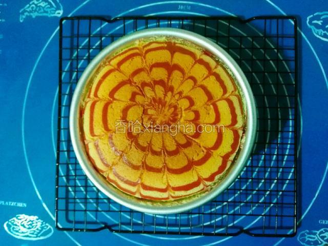 入提前预热好的烤箱，水浴法140度，65分钟，中途上色需加盖锡纸。