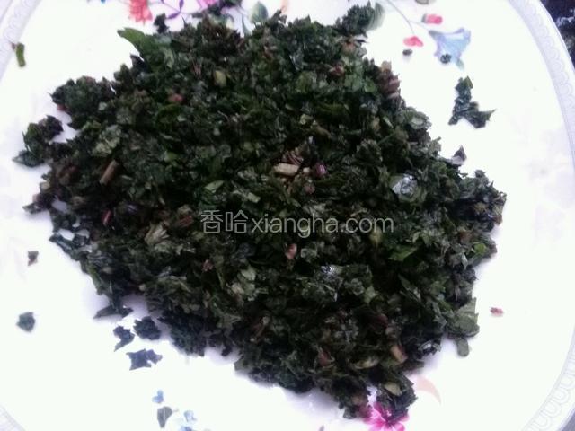 把益母草切碎，剁成菜泥装入盘子