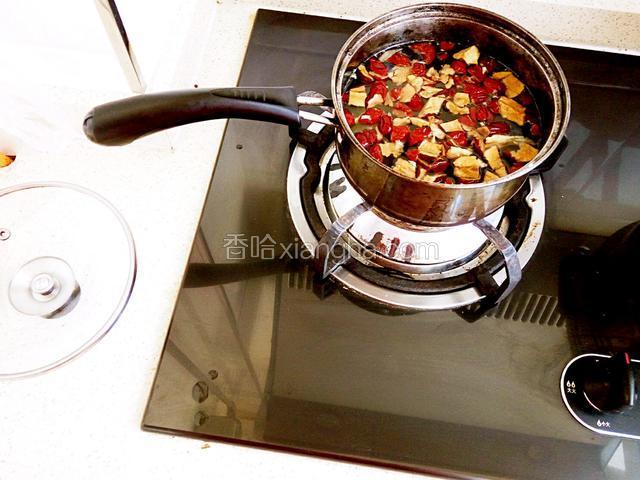 除红糖外全部放入锅中，倒入适量饮用水，浸泡少许