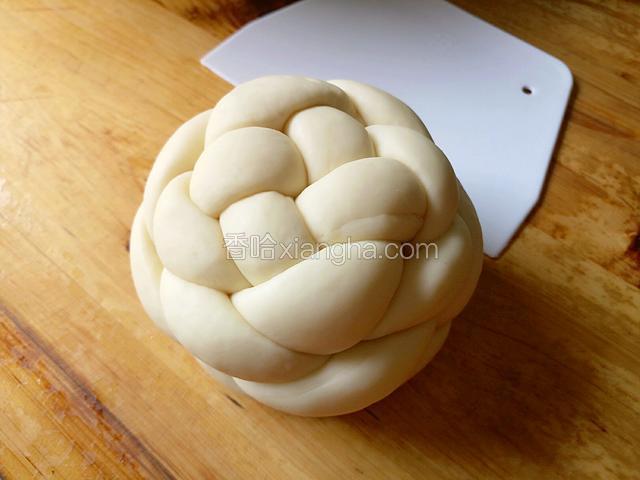 捏紧后再翻过来用手轻轻团圆就完成了。