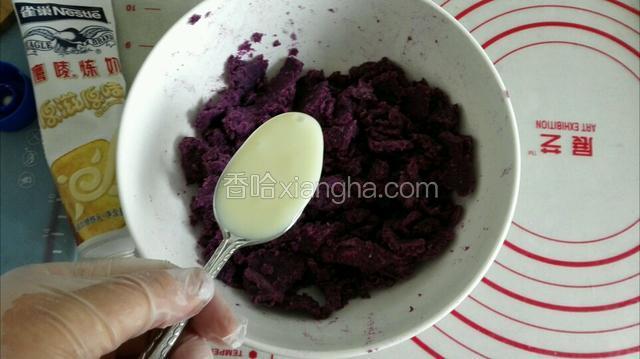 倒入碗中加入二勺炼乳约20克拌匀
