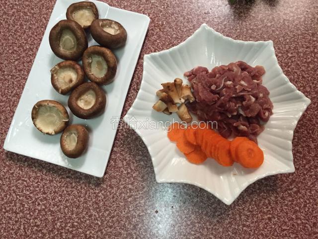 猪肉冼净，胡萝卜去皮洗净切片，香菇去蒂洗净备用。香菇蒂不要扔掉，跟猪肉放一起备用