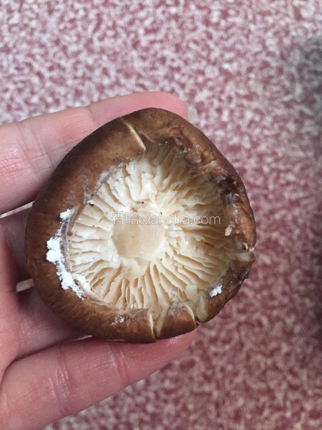 香菇内部表面抹一层薄薄的淀粉，这样是防止在煮时肉馅掉落