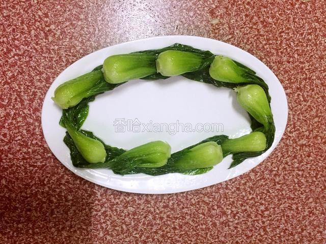 油菜煮熟后捞出沥干水分摆盘