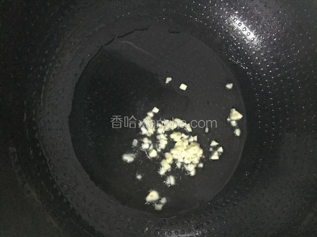 锅中放适量的油烧热后放入蒜末爆香