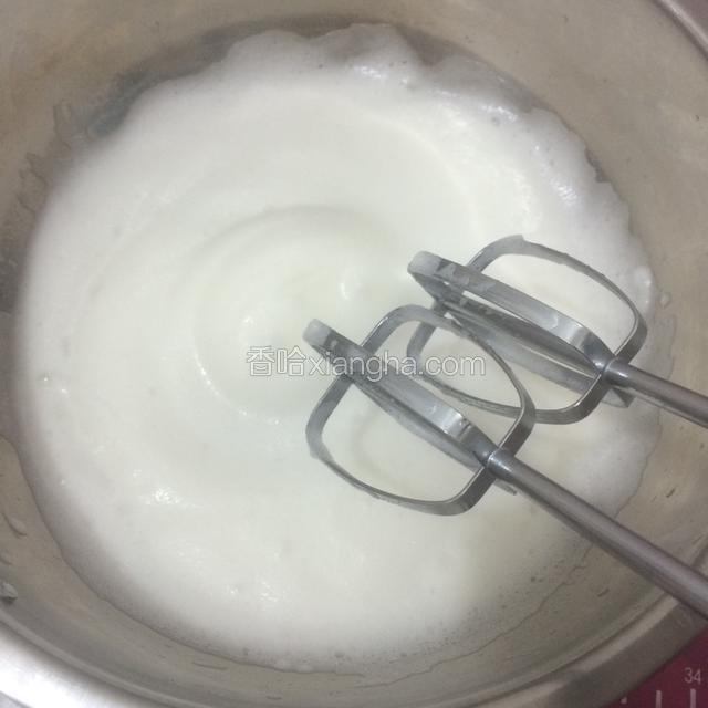用电动打蛋器中速打成鱼眼泡泡后放入10g白糖。