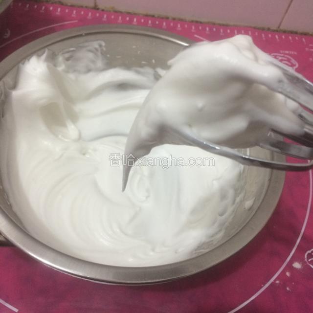 然后分两次加入剩余的细砂糖，继续用电动打蛋器打至干性发泡（提起打蛋器能看见坚挺的小尖尖状）。