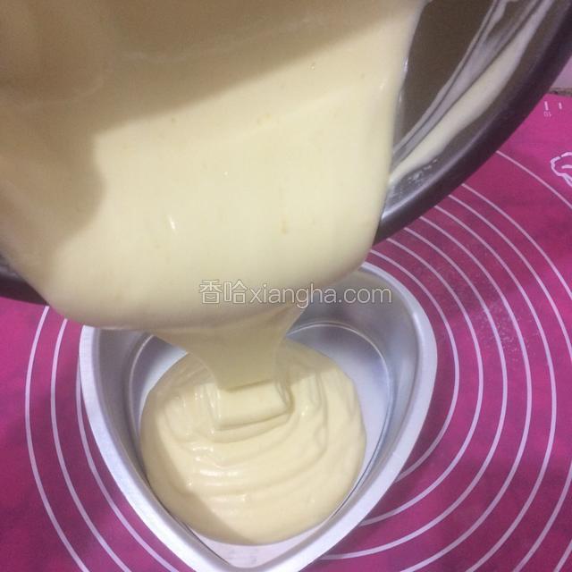 将拌匀的蛋糕糊倒入模具中。