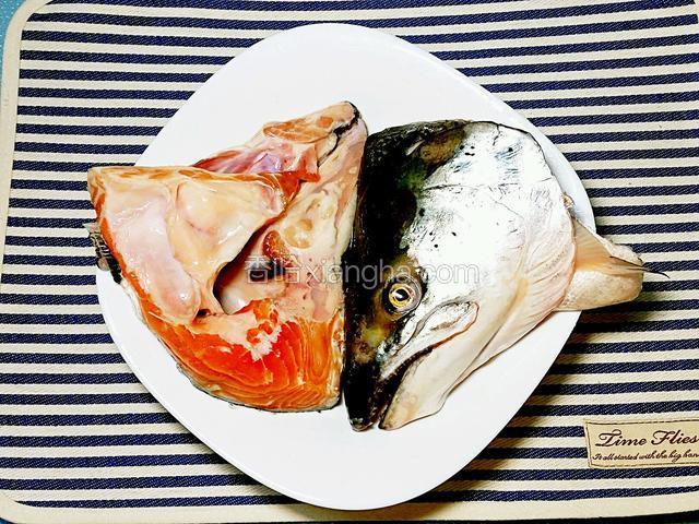 三文魚頭一個約650克，去腮清洗乾淨，切開兩件，用少許鹽抹勻醃10分鐘