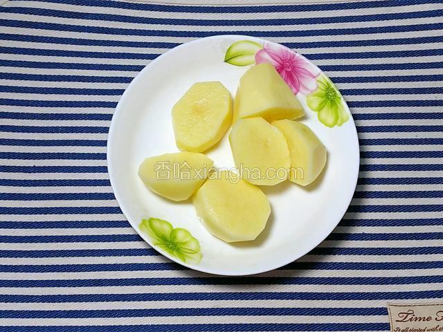 土豆刨皮切大块