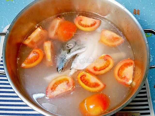 鍋裡下適量水，水煮沸下所有食材，把食材再煮沸後大火煲10分鐘，再調慢火煲30分鐘