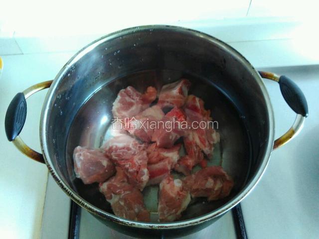 锅里放入水和排骨，大火烧开