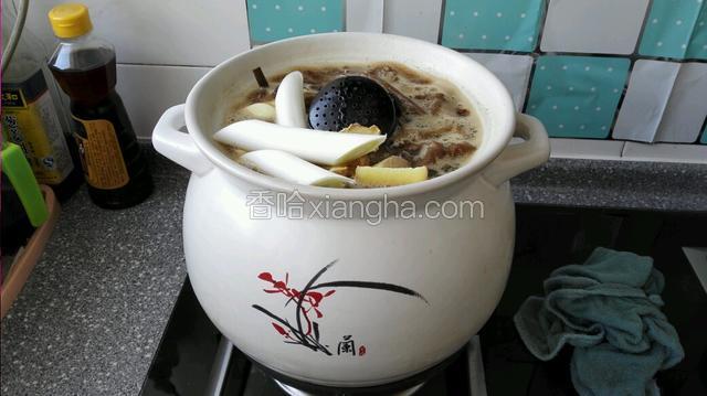 最后下入所有调味料，在次开锅改小火