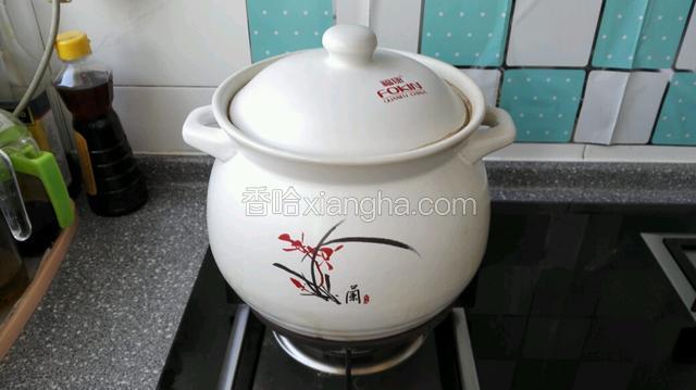 盖上盖炖一半小时即可，关火焖着吃时在成碇这样肉质入味