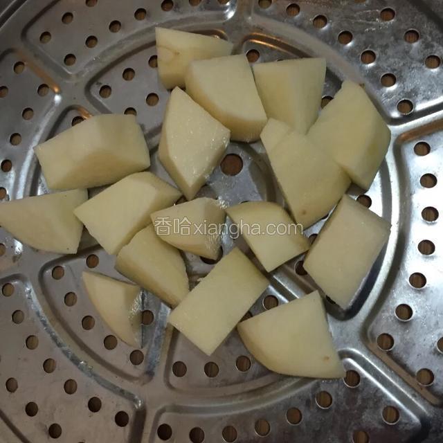 土豆切小块上锅蒸15分钟
