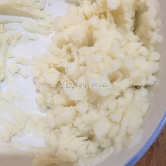 用勺子碾压成泥，加入高汤，加入少许盐搅拌均匀（注意汤要一点一点加）
