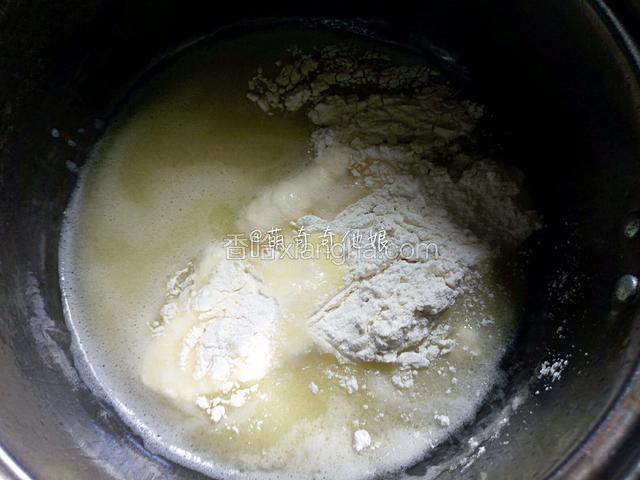 煮至沸腾后离火并迅速倒入面粉搅拌均匀。