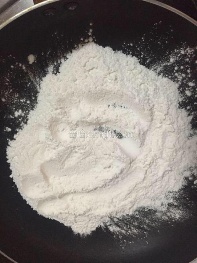 先做糕粉，把50克糯米粉放平底锅小火炒熟