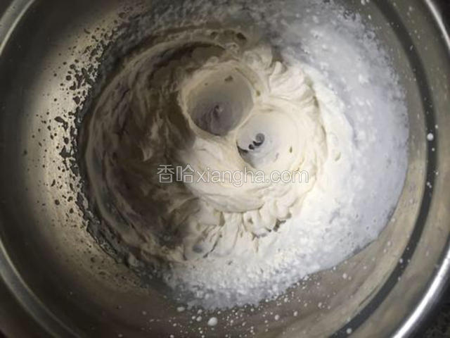 淡奶油加入白糖打发至硬性（裱花状态）