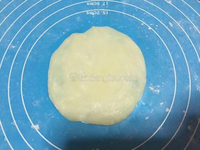 擀成圆形，中间厚，四周薄