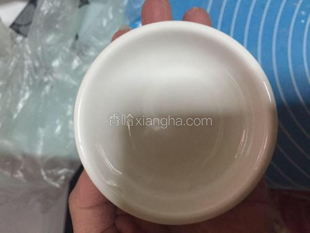 用一个圆形小碗（我用的是味碟）做底托