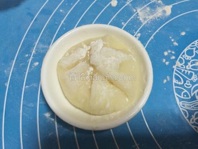 往中间收口，包成圆形。（我包的不圆，好难看）在收口处拍些糕粉，防粘