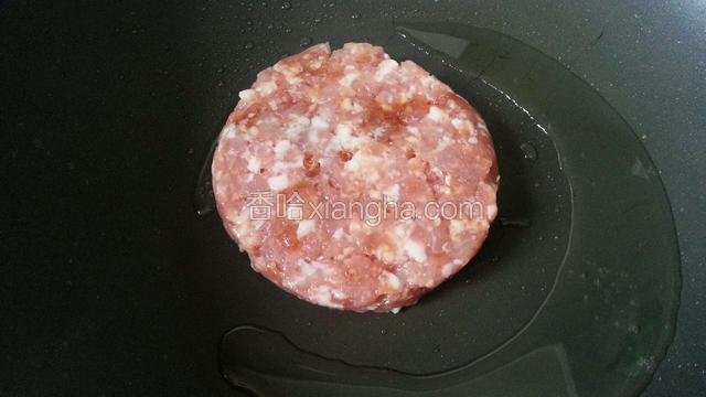 将锅烧热，放入少许油，放入肉饼煎一煎