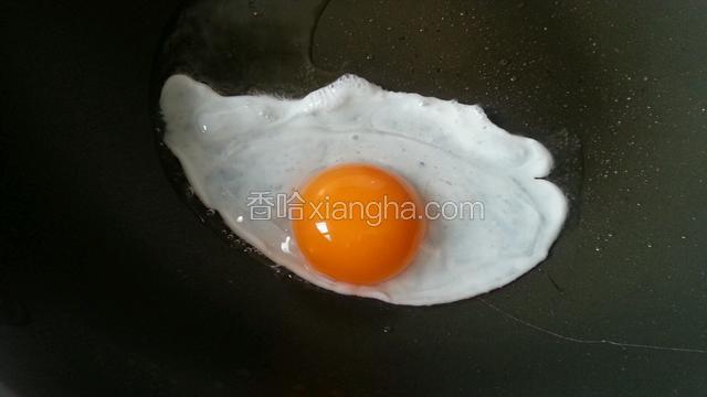 开始煎鸭蛋，油模具做好，加少许油，将鸭蛋打下去