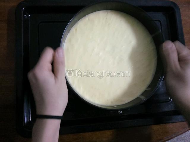 輕震模具，震出多餘的氣泡。
預熱烤箱160度