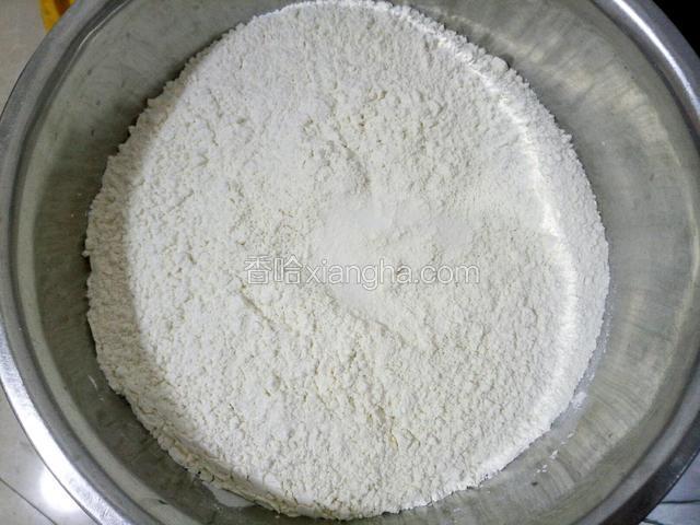面粉里加少许盐。