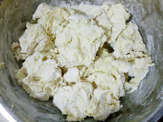 边倒热水边用筷子搅拌成絮状无干粉。（面粉不同吸水量不同最好慢慢加水）