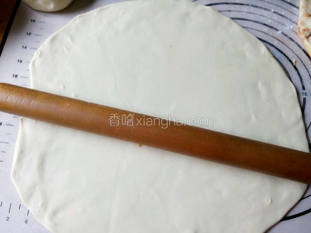 醒好的面团用擀面丈擀成稍厚的面皮。太薄了抹了肉馅儿后再擀的时候容易破。