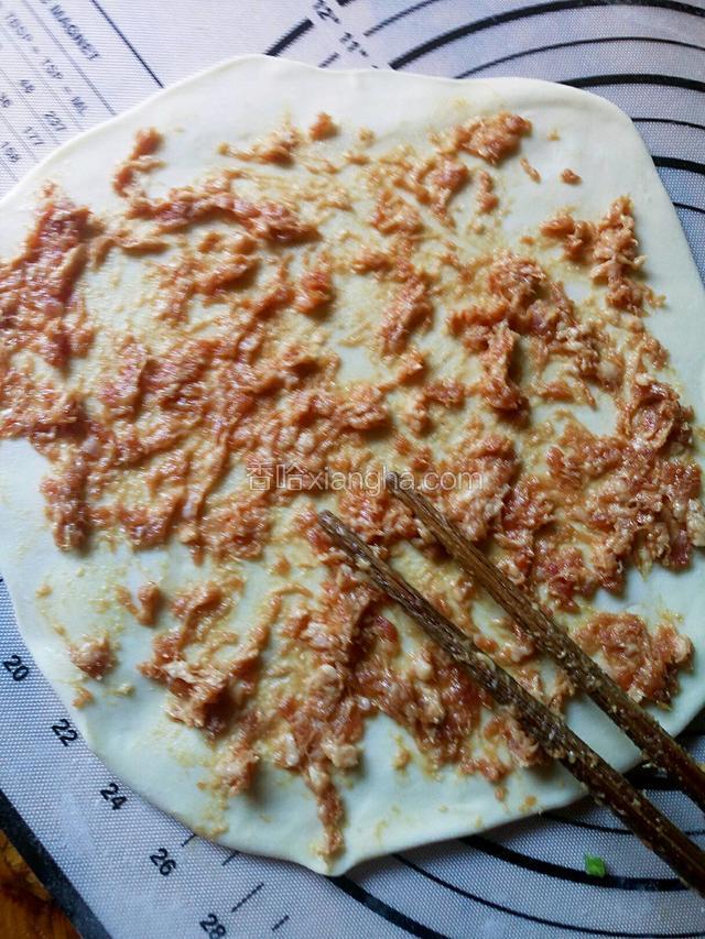 用筷子挖肉馅儿抹匀。