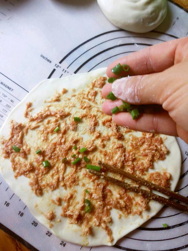 撒葱花。葱花直接加在肉馅儿里搅匀了直接抹上去就不用撒也可以。