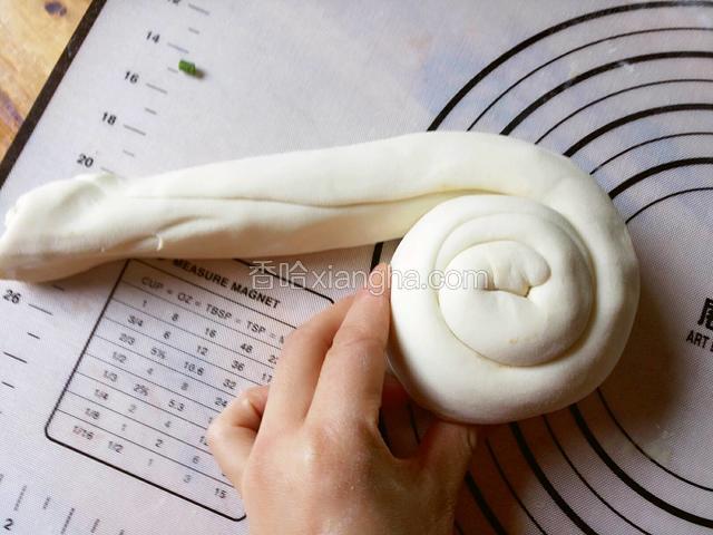 从一头卷起来。
