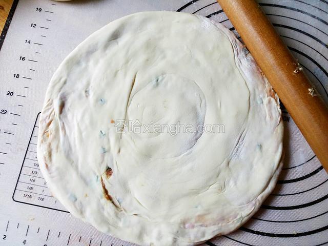 再用擀面丈擀成厚度适中的面饼。