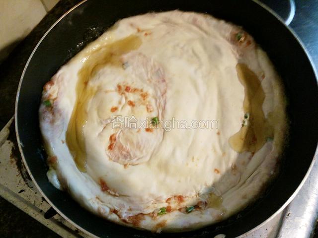 准备一碗加盐和鸡精的混合水，平底锅热油放入饼大火煎至微黄。