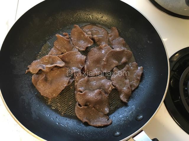 牛舌用酱油、料酒和盐巴一起腌制几分钟。锅里倒入一汤匙的油，把腌制好的牛舌煮熟