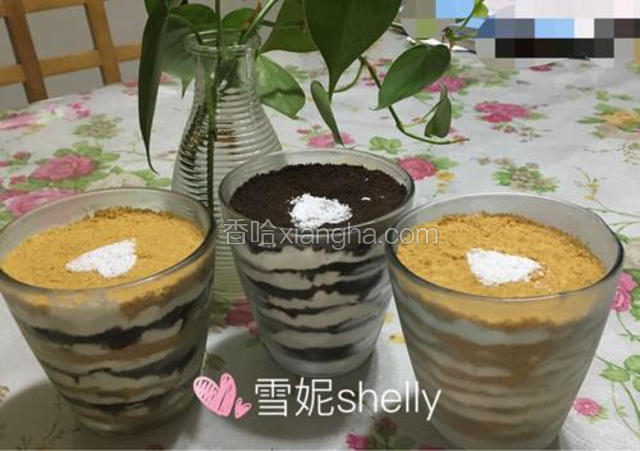 用白纸剪出自己喜欢的图案，筛点糖粉点缀。
入冰箱冷藏2-3小时即可。