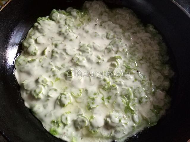 先倒一半的面糊，摊开，中小火煎至金黄