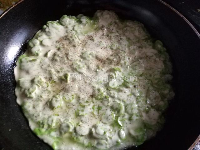表面黑胡椒粉，提味