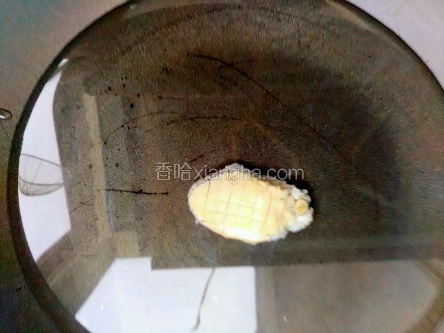 用冷水下锅，把鲍鱼煮一下。