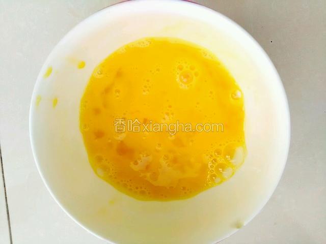 煮鲍鱼的时间，把鸡蛋打入碗里搅拌