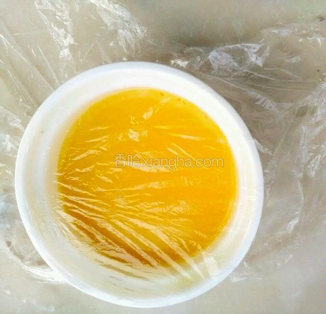 用保鲜膜包好，放蒸锅，中火蒸五分钟，用牙签把保鲜膜扎几个小洞。