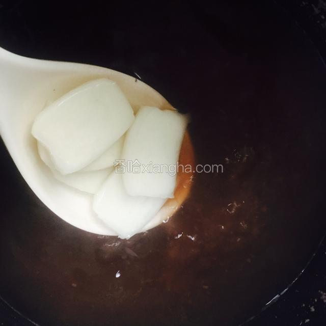 红豆放入适量水炖烂后加入年糕