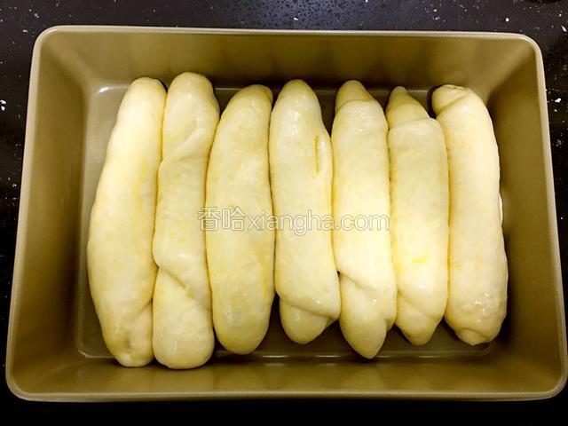 放烤箱中最后发酵，为了增加湿度，可以放一碗热水在烤箱底部。发酵好的排包生胚表面刷上蛋液。放预热好的烤箱中，160度，上下火，中层，20分钟即可。
