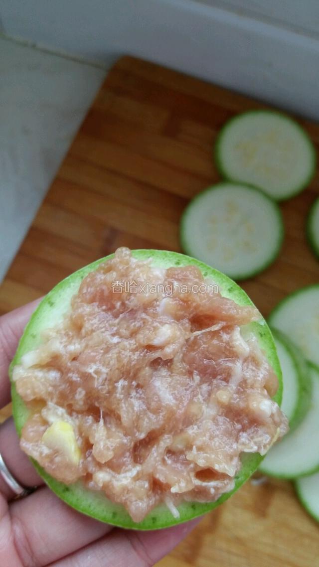 取一片角瓜铺上腌好的肉馅