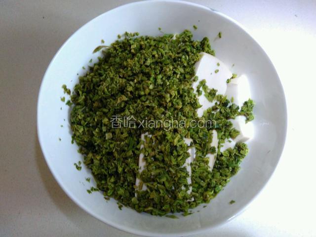 把香椿放进豆腐里
