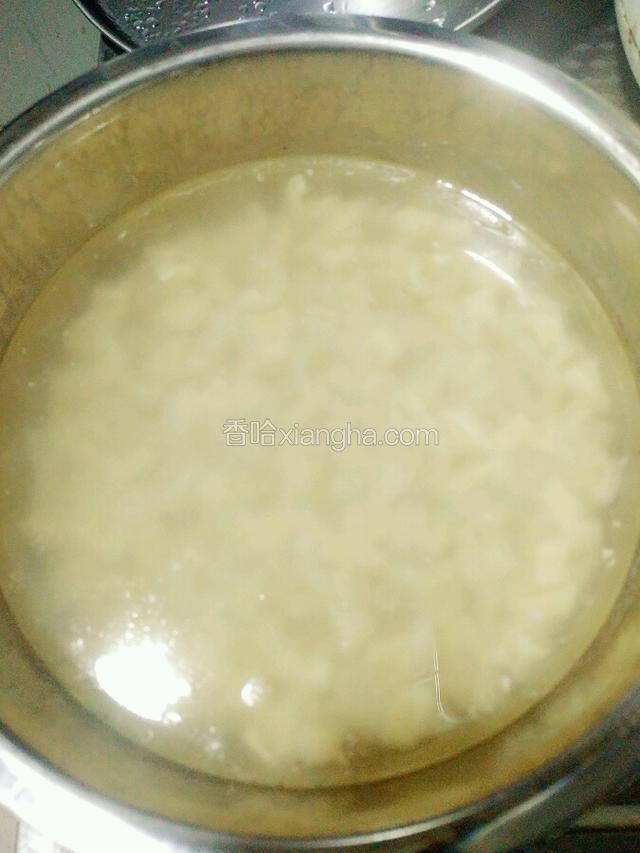蒸好取出，此时还是液体状态，放凉后放入冰箱冷藏至少12个小时（我是冷藏了一个晚上）。