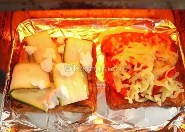在第一片吐司上依次摆放：黄瓜、奶油奶酪。
在第二片吐司上涂抹番茄酱、腊肠片、马苏里拉芝士。